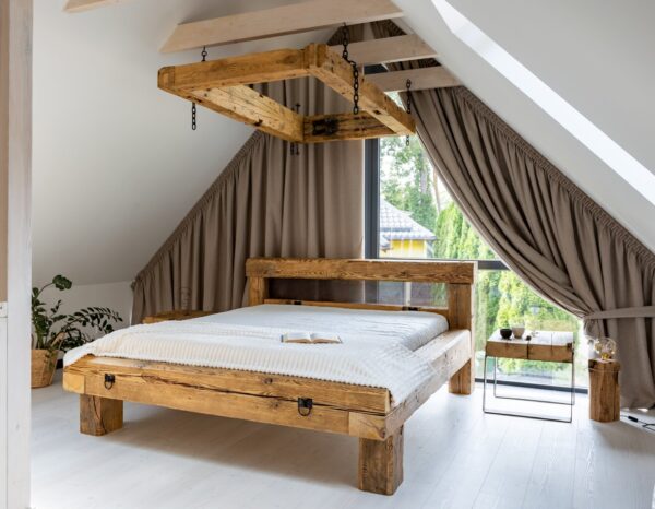 Ręcznie wykonane łóżko drewniane na zamówienie – unikalny design, solidna konstrukcja i naturalne drewno. Idealne do sypialni w stylu skandynawskim, loftowym, rustykalnym i nowoczesnym. Personalizowane wymiary i wykończenie. #łóżkodrewniane #meblenazamówienie #nowoczesnasypialnia #stylrustykalny #łóżkoskandynawskie