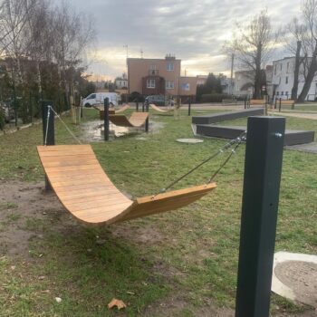 HAMAK 1_OSOBOWY (3) Wytrzymały hamak drewniany, łączący naturalne materiały z wygodą, idealny do ogrodu i przestrzeni rekreacyjnych.