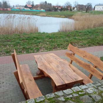 lawostol prosty_Kwidzyn Balaton (1) Drewniany zestaw ogrodowy – stół i ławki z litego dębu w parku