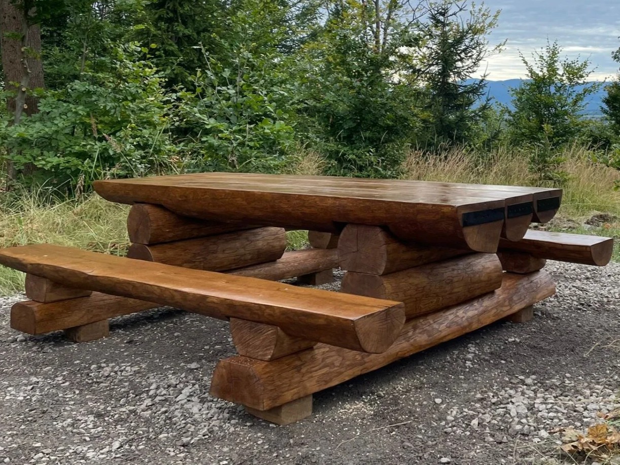 Stol-parkowy-z-lawkami-8_crop zestaw stół piknikowy i ławy drewniane wykonane z bali dębowych na ścieżce rekreacyjnej w lesie w ramach realizacji zamówienia lasów państwowych