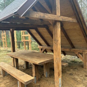 mała architektura dębowa (25) stół piknikowy wykonany z drewna dębowego, ławka dębowa , komplet umeiszczony pod wiata