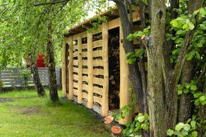 Stylowa drewniana altana ogrodowa z solidną konstrukcją, idealna do relaksu i wypoczynku na świeżym powietrzu. Naturalne drewno dodaje elegancji i harmonijnie komponuje się z otoczeniem.