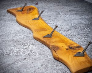 wieszak na ubrania z naturalnego drewna