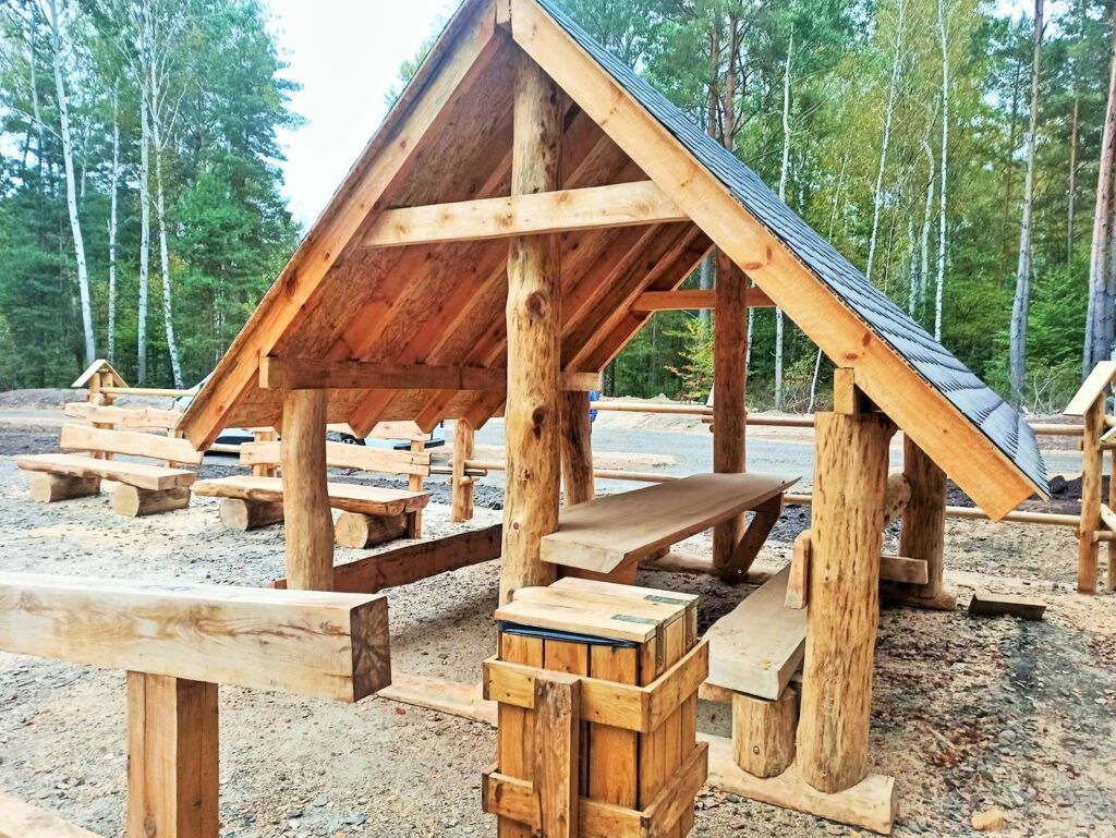 #wiatadrewniana, #ławostoł, #mebledolasu, #małaarchitektura, #architekturaprzyrodnicza, #wiataleśna, #meblenaświeżympowietrzu, #drewnianeklimaty, #parkowywypoczynek, #meblezlitegodrewna, #polbale, #ławkiiparkileśne, #rzemiosło, #wiatapiknikowa, #turystykapiesza