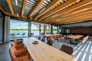 Meble z naturalnego drewna do restauracji, hoteli i biur