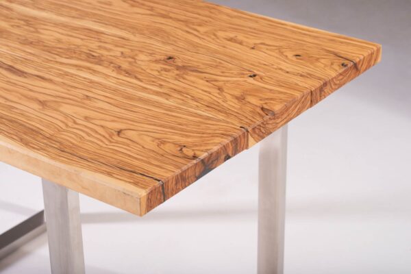 stół z drewna oliwnego