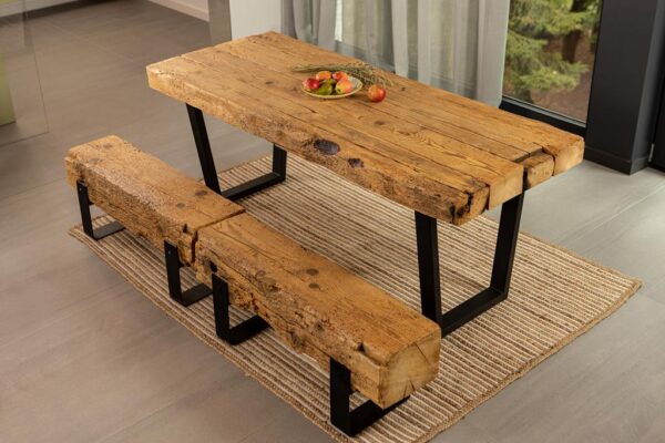 stół z drewna rozbiórkowego