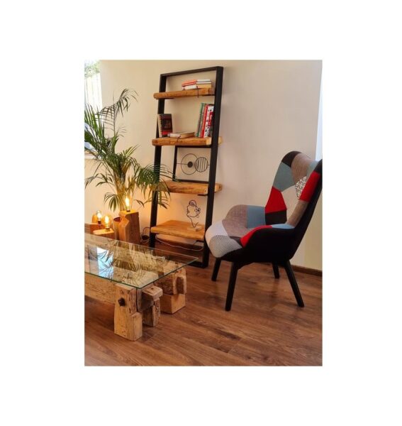 regał ze starych belek, ksiazki w salonie, regał na ksiazki, polka na ksiazki, biblioteczka w domu, oryginalny fotel uszak, ława do salonu, stolik kawowy , wiatek do salonu