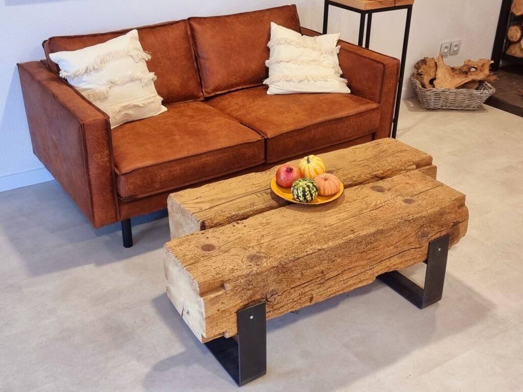 meble z naturalnego drewna - stolik kawowy ze starych belek