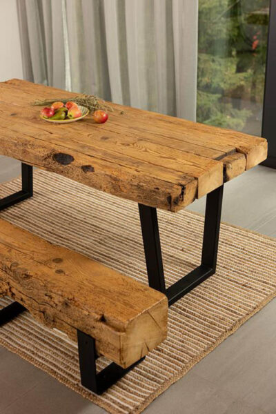 stół ze starego drewna w salonie, oryginalny stól z ławką do salonu 