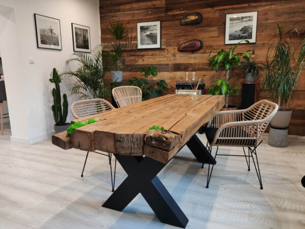 oryginalny stół do salonu, stół stare drewno, ściana ze starych desek