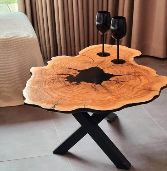 stolik z drewna oliwnego wypelniony żywicą