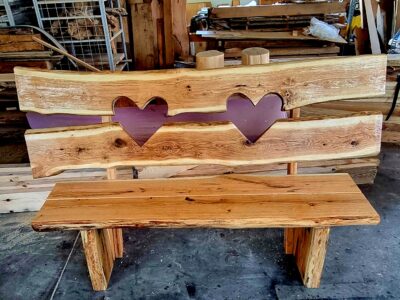 dębowa ławka z oparciem dla zakochanych