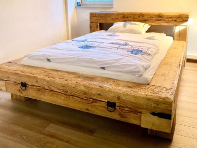 łóżko z drewna wiekowego