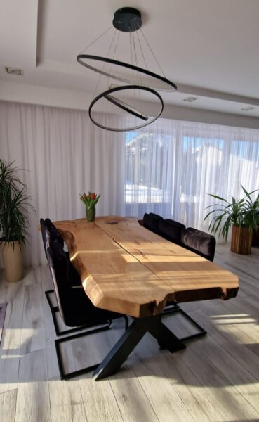 stół jesionowy naturalny blat, stół do salonu, salon w nowoczesnym mieszkaniu, 