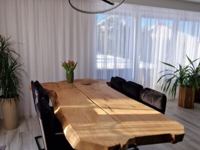 stół z drewna naturalnego stół jesionowy naturalny blat, stół do salonu, salon w nowoczesnym mieszkaniu,