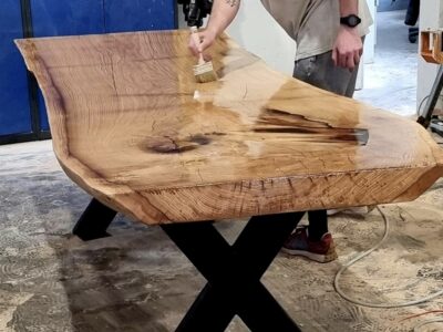 stół do biura z jednego plastra, gruby plaster drewna, nieregularne, naturalne brzegi