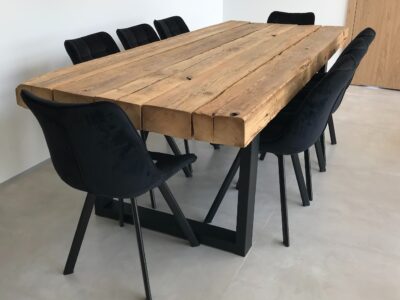stół z drewna rozbiórkowego do salonu