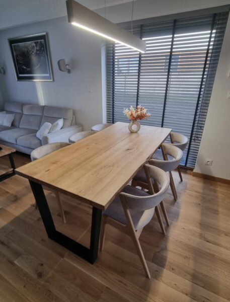 meble z drewna naturalnego, nowoczesny salon ze stołem z litego drewna, salon połączony z jadalnia