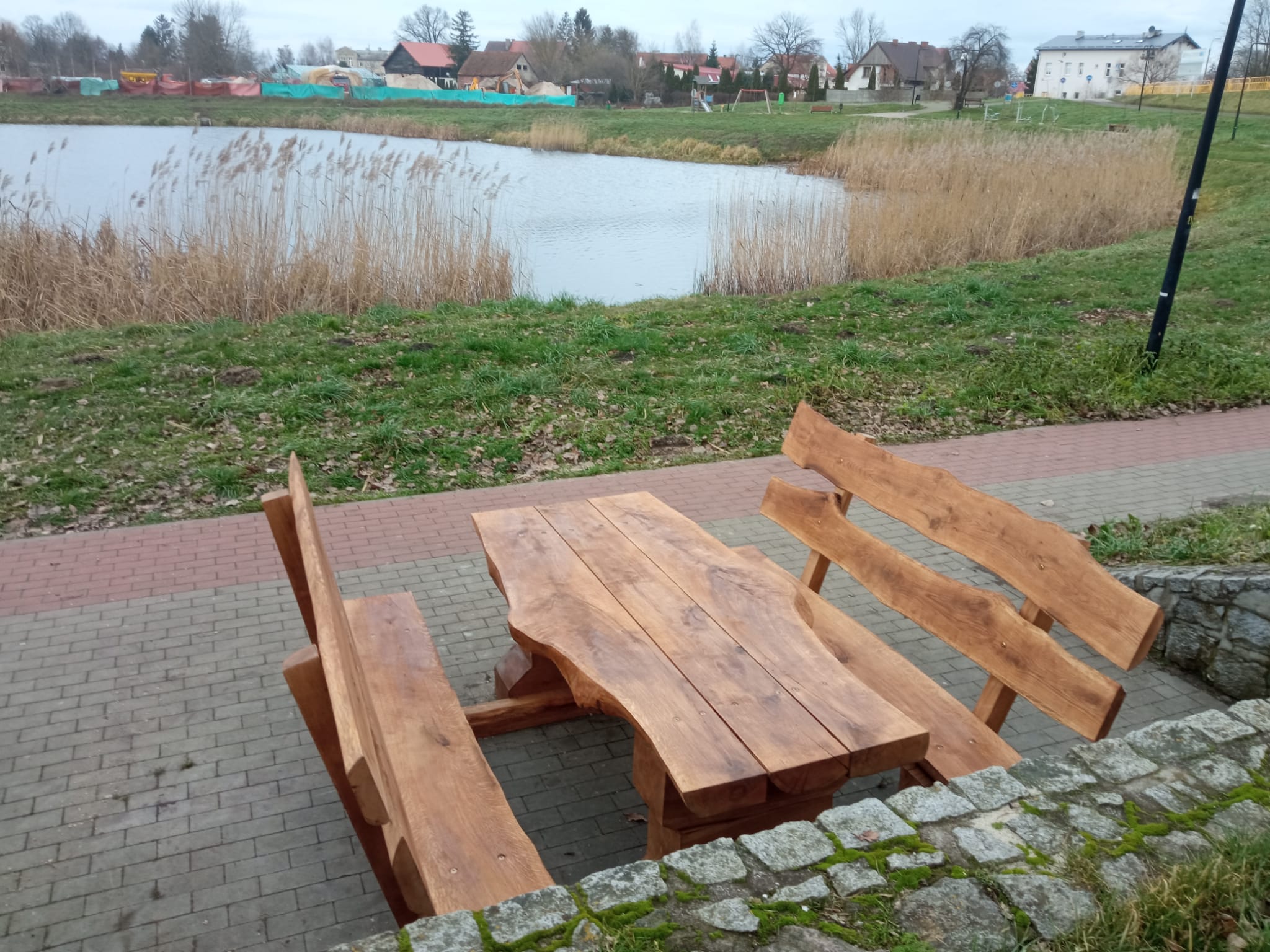 Drewniany zestaw ogrodowy – stół i ławki z litego dębu w parku