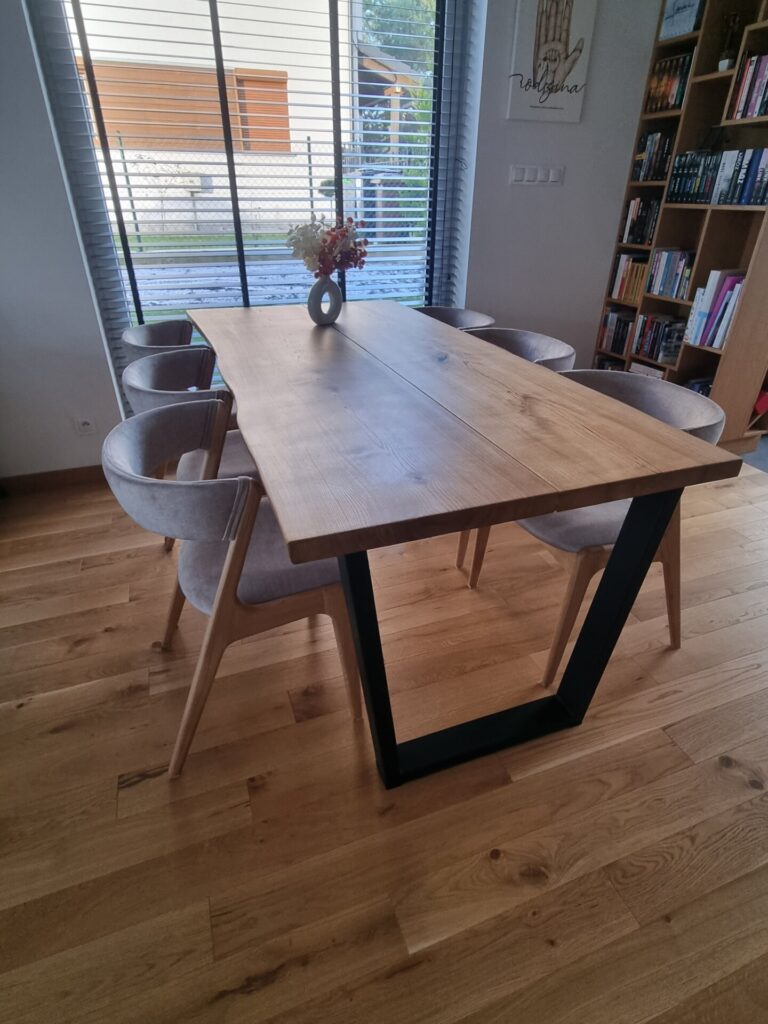Elegancki stół z litego drewna do salonu w stylu nowoczesnym