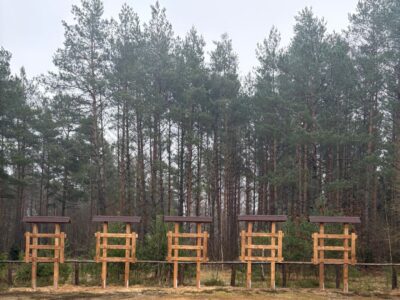drewniany Stelaż pod tablicę informacyjna wykonany z drewna dębowego z daszkiem