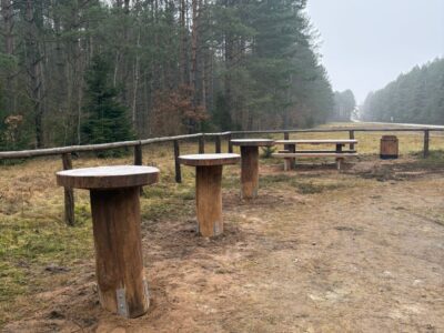 stoły okrągłe, na jednej nodze z drewna dębowego