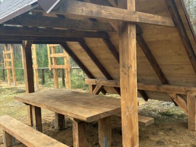 stół piknikowy wykonany z drewna dębowego, ławka dębowa , komplet umeiszczony pod wiata